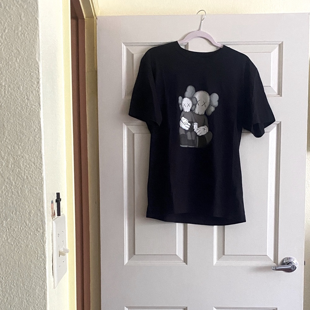 NWT UT Men's Black Graphic Tee